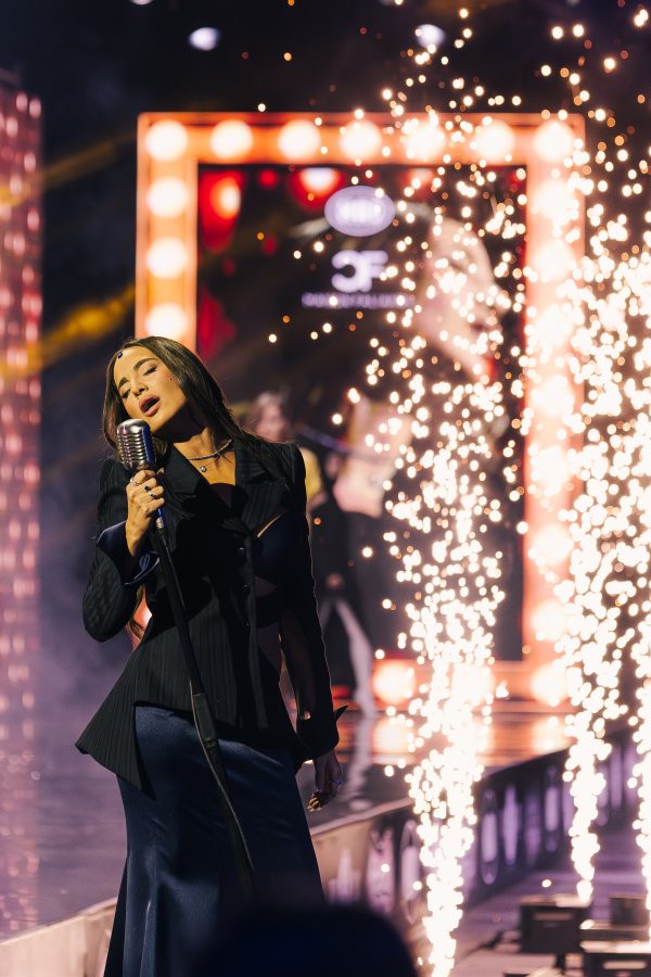 Ρία Ελληνίδου και Maison Faliakos σε ένα performance που έμοιαζε με παριζιάνικο καμπαρέ στο MadWalk 2025 by Three Cents