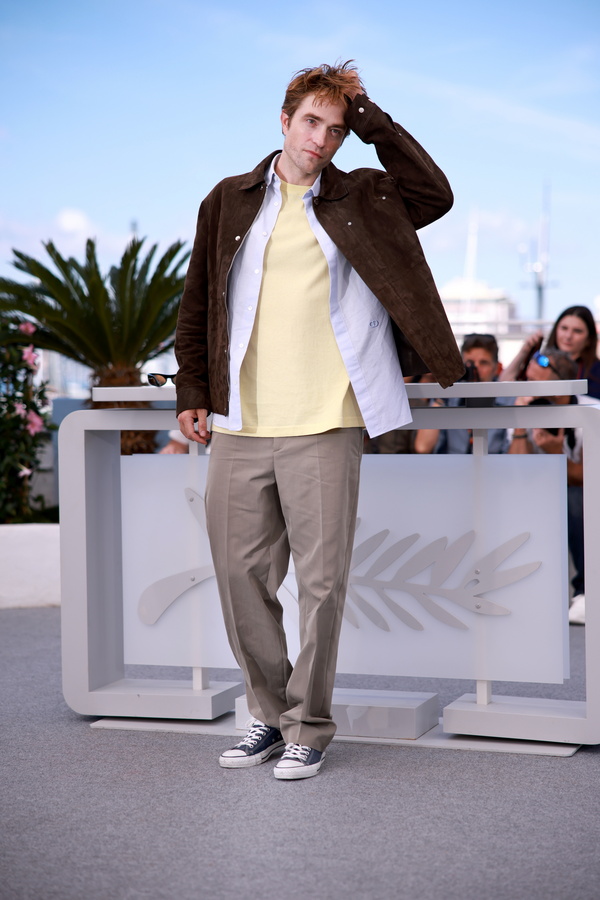 Ο Robert Pattinson ποζάρει στο πλαίσιο της προώθησης της ταινίας The Drama, με το trailer να έχει ήδη κυκλοφορήσει.