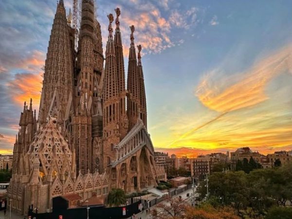 Η Sagrada Família έγραψε ιστορία! Κέρδισε τον τίτλο της ψηλότερης εκκλησίας στον κόσμο