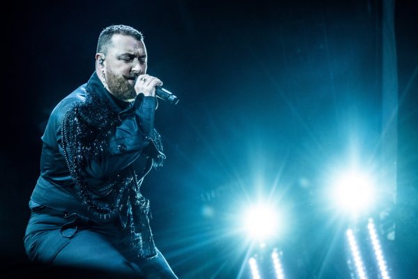 Ο τραγουδιστής Sam Smith σε φωτογραφία από το ΑΠΕ-ΜΠΕ για τη συνέντευξή του σχετικά με τη λιποαναρρόφηση.