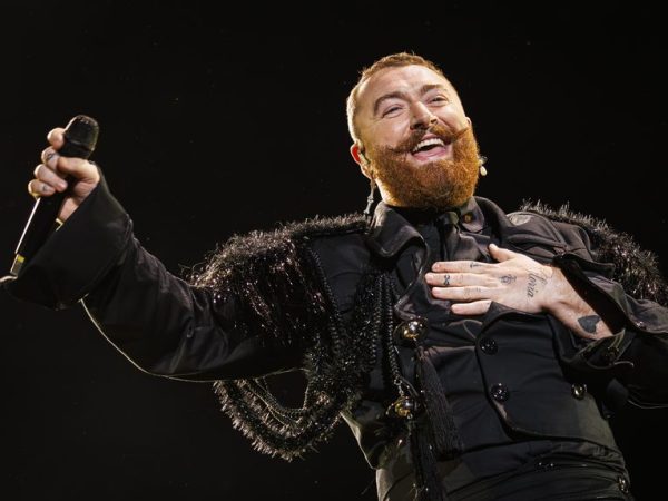 Ο Sam Smith μιλά για τους λόγους που τον οδήγησαν να κάνει «εφιαλτική» λιποαναρρόφηση στα 13 του