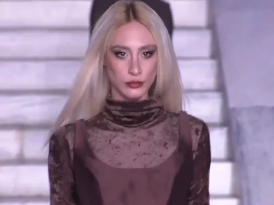 Η Κιάρα Μαρκέζη στην πασαρέλα του Athens Fashion Week.