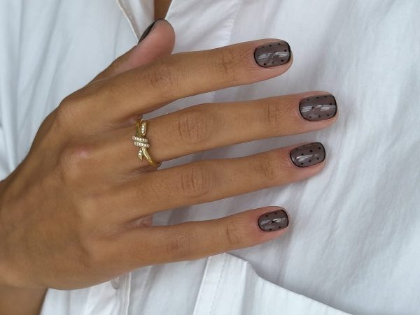 Τα sheer-tights nails είναι το σαγηνευτικό μανικιούρ που πρέπει να δοκιμάσεις αυτόν τον χειμώνα