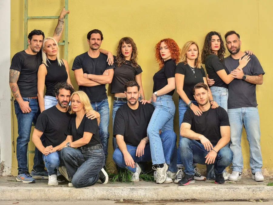 Ομαδική φωτογραφία ηθοποιών της παράστασης «Σκοτώνουν τα άλογα όταν γεράσουν» μπροστά από κίτρινο τοίχο.