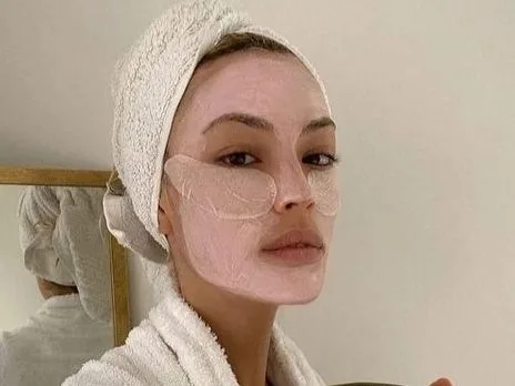 Προϊόντα skincare και νυχτερινή περιποίηση προσώπου στο πλαίσιο του viral trend Morning Shed.