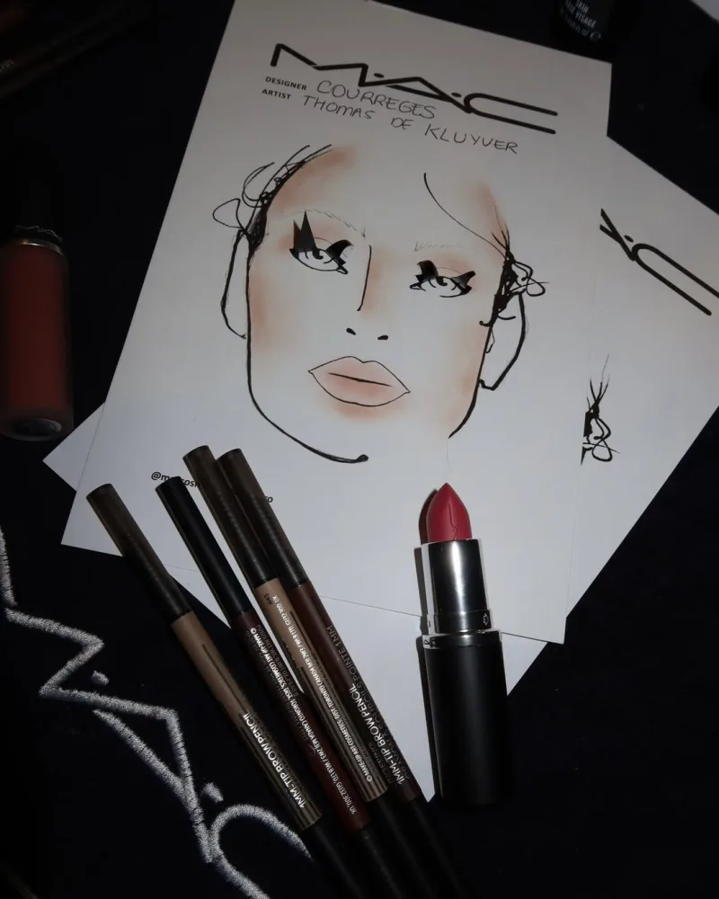 Προσχέδιο μακιγιάζ της MAC Cosmetics με κραγιόν και μολύβια φρυδιών.