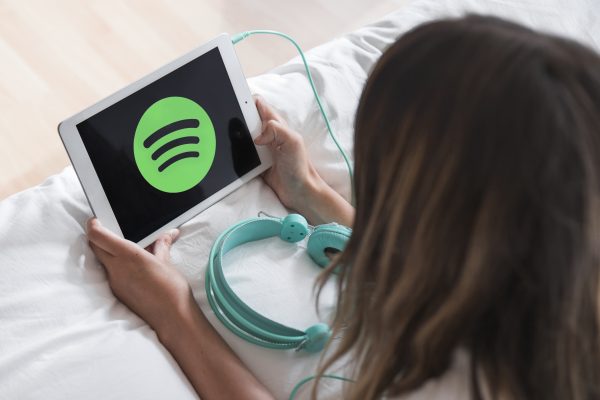 Το λογότυπο της εφαρμογής Spotify σε οθόνη κινητού τηλεφώνου για τα νέα εβδομαδιαία στατιστικά των χρηστών.