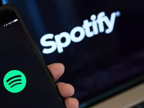 Το λογότυπο της εφαρμογής Spotify σε ψηφιακή οθόνη, με αφορμή τα κέρδη ρεκόρ και τους 700 εκατ. χρήστες.