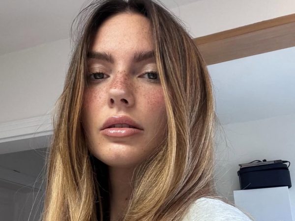 Suede blonde: H απόχρωση μαλλιών που πρέπει να δοκιμάσεις φέτος το φθινόπωρο