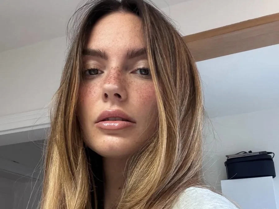 Μοντέλο με suede blonde απόχρωση στα μαλλιά, η κορυφαία τάση ομορφιάς για το φθινόπωρο.
