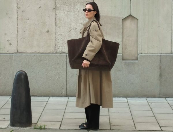 Η καφέ σουέτ τσάντα θα σε κάνει να αφήσεις οριστικά πίσω το κλασικό μαύρο δέρμα