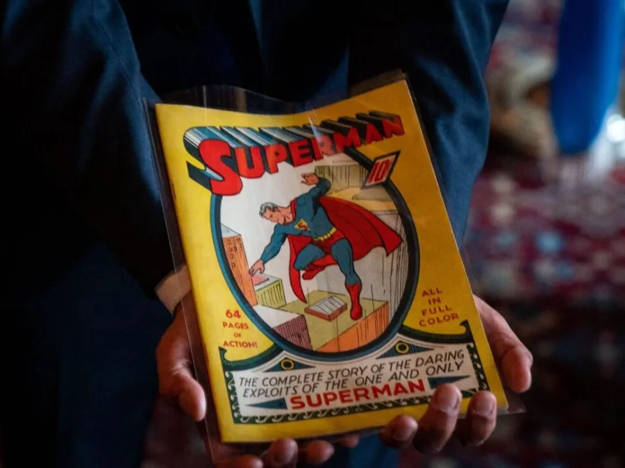 Το πρώτο τεύχος του κόμικ Superman σε προστατευτική θήκη.