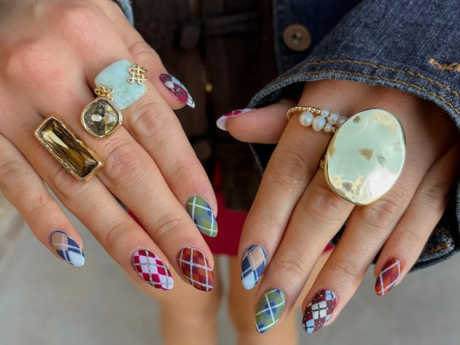 sweater_nails