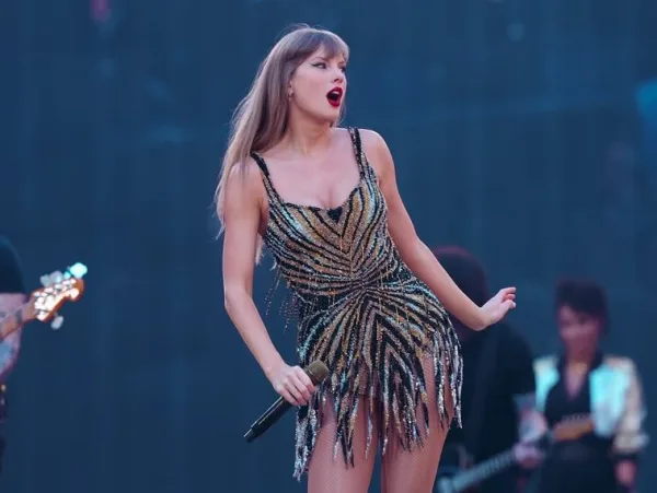 Η Taylor Swift σε φωτογραφία από τον επίσημο λογαριασμό της στο Instagram για την επιτυχία της στο Billboard.