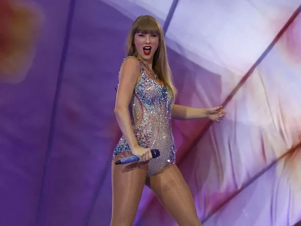 Η Taylor Swift τραγουδάει στη σκηνή, σε μια εμφάνιση που σηματοδοτεί μια νίκη απέναντι σε Live Nation και Ticketmaster.