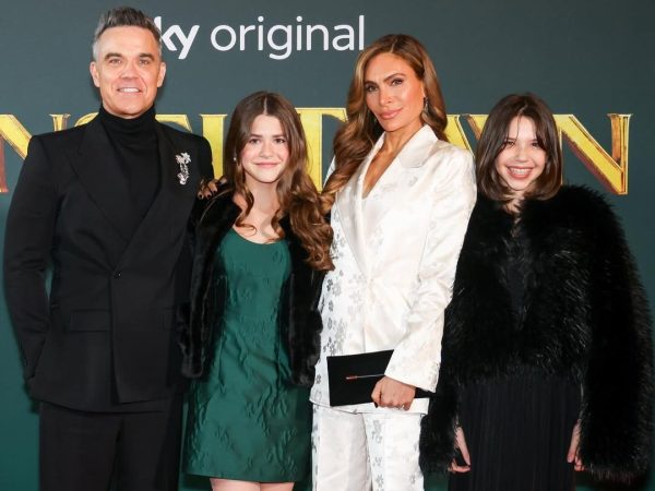 Tinsel Town: Ο Robbie Williams γεμάτος υπερηφάνεια στο ντεμπούτο της κόρης στην υποκριτική