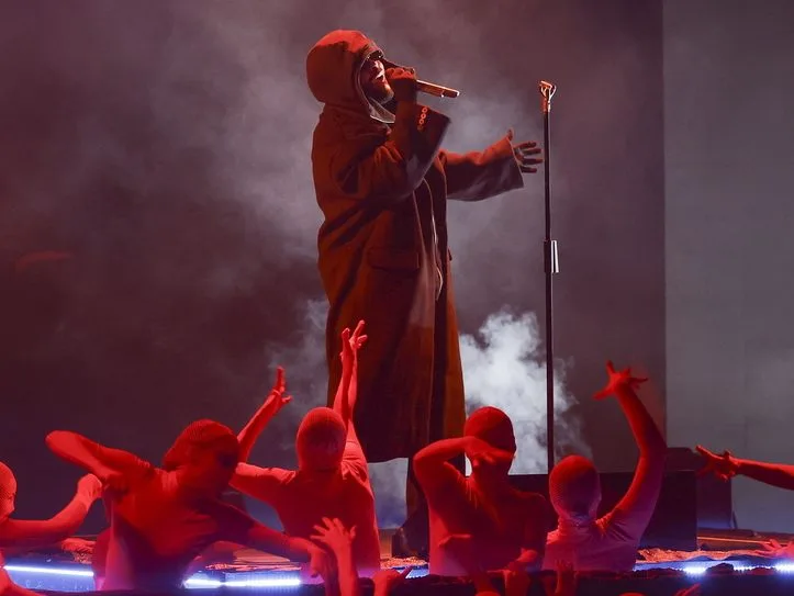 Ο καλλιτέχνης The Weeknd στη σκηνή κατά τη διάρκεια της ιστορικής περιοδείας After Hours ‘Til Dawn.
