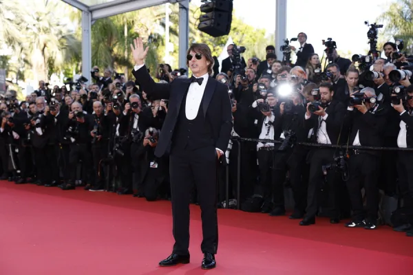 Ο Tom Cruise χαιρετάει το πλήθος των φωτογράφων στο κόκκινο χαλί, σε μια εικόνα που θολώνει τα όρια της πραγματικότητας.