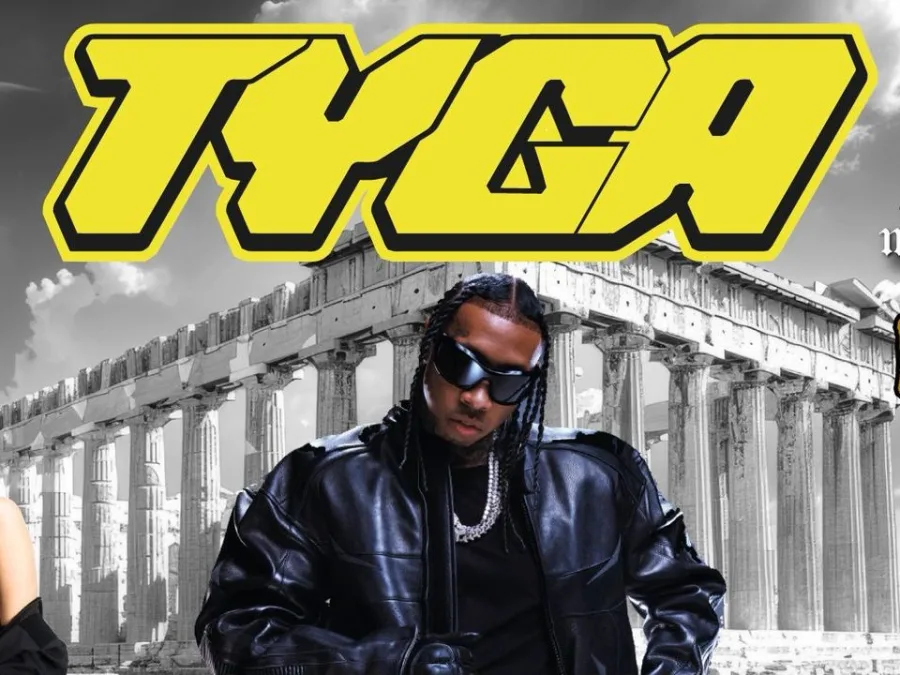 Ο Tyga με μαύρα γυαλιά ηλίου και δερμάτινο τζάκετ μπροστά από τον Παρθενώνα.