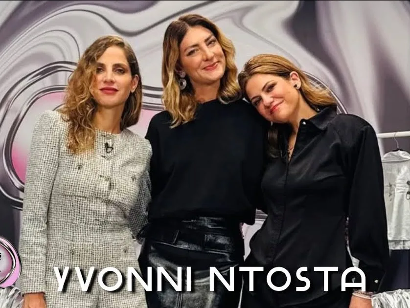Η Υβόννη Ντόστα με δύο γυναίκες σε τηλεοπτικό πλατό