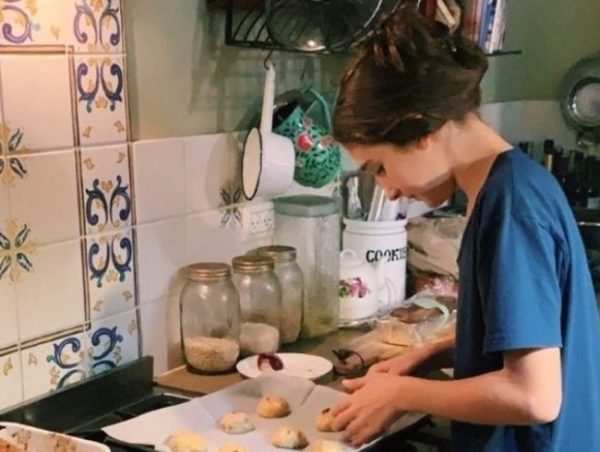 Αυτό cinnamon roll cake θα κάνει τα πρωινά σου να μυρίζουν Χριστούγεννα
