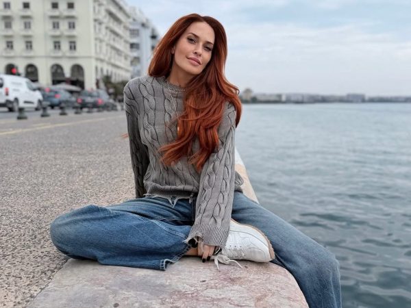 Η Χρηστίδου στόλισε το χριστουγεννιάτικο δέντρο στο σπίτι της παρέα με τον Σταματόπουλο – Δες φωτογραφίες