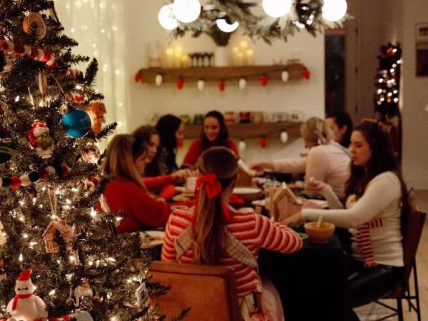 Χριστούγεννα χωρίς άγχος: Πώς να οργανώσεις το γιορτινό τραπέζι με 10 απλά βήματα