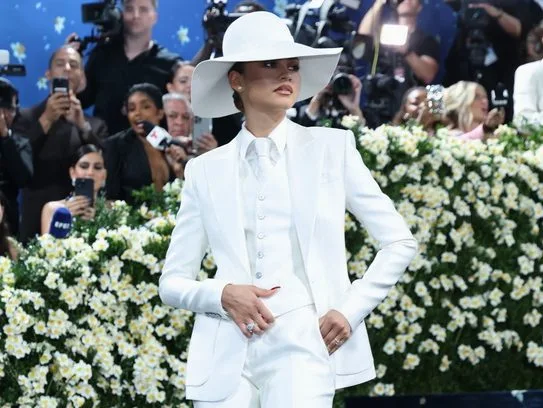 Η Zendaya με λευκό κοστούμι και καπέλο, σε εμφάνιση που θυμίζει το trailer της ταινίας The Drama.
