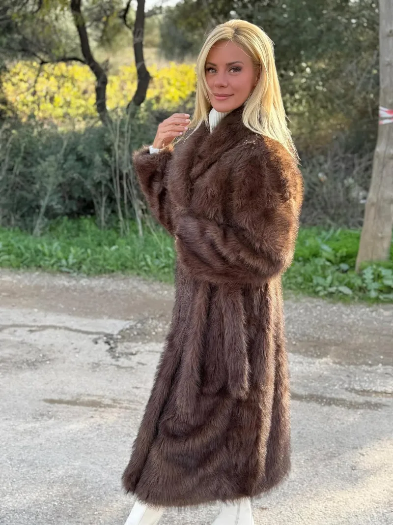 Η Ζέτα Μακρυπούλια με κομψό χειμερινό look και λευκές μπότες, όπως εμφανίζεται στο Instagram προφίλ της.