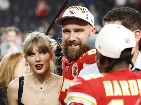 Η Taylor Swift και η Selena Gomez σε αγώνα του Travis Kelce