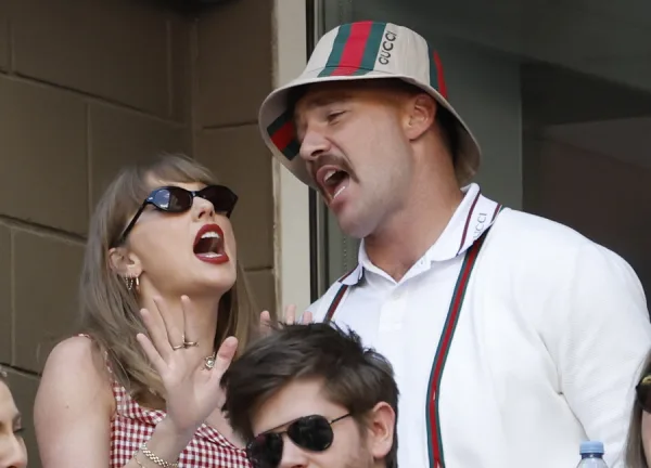 Ο Travis Kelce και η Taylor Swift σε κοινή τους εμφάνιση.