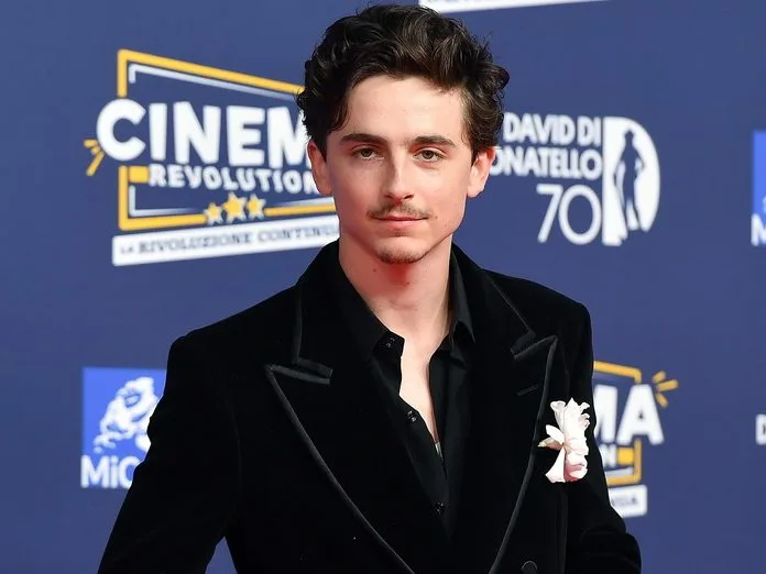 Ο ηθοποιός Timothée Chalamet σε επίσημη εμφάνιση, πρωταγωνιστής του χριστουγεννιάτικου box office.