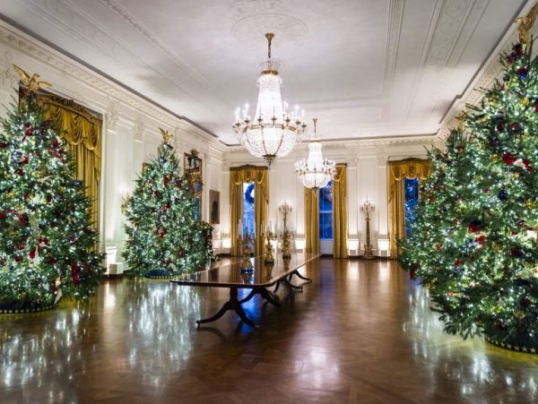 Η Melania Trump παρουσιάζει τον χριστουγεννιάτικο Λευκό Οίκο με τα 51 δέντρα και το Lego πορτρέτο του προέδρου