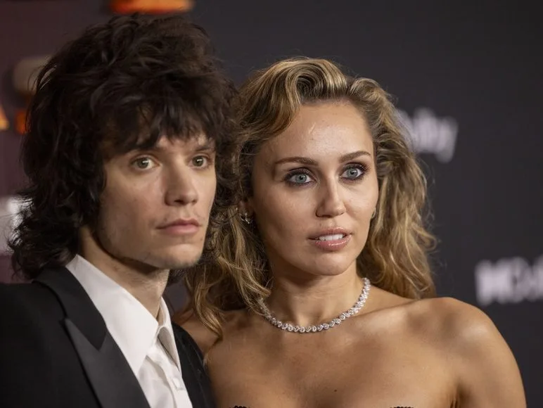 Η Miley Cyrus σε επίσημη εμφάνιση, με αφορμή τις δηλώσεις της για τη σπάνια φοβία που αντιμετωπίζει.