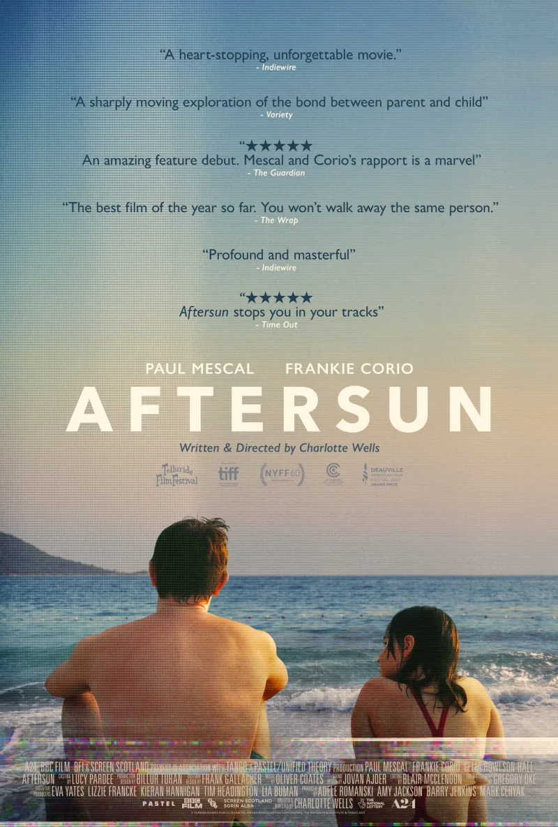 Αφίσα της ταινίας Aftersun με έναν άνδρα και ένα κορίτσι να κοιτάζουν τη θάλασσα.