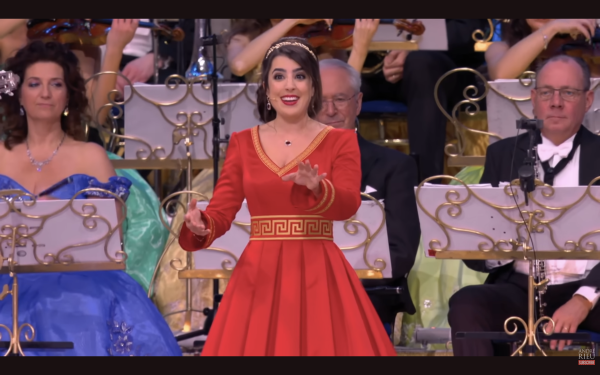 Ο André Rieu μαγεύει το Maastricht  με ελληνικά κάλαντα και μπουζούκι (Video)