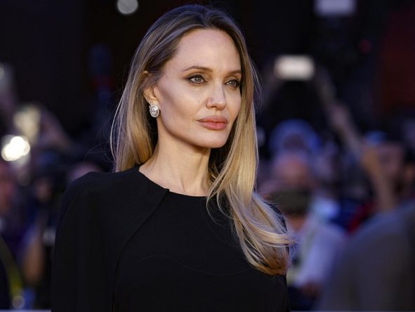 Angelina Jolie: Αποκαλύπτει για πρώτη φορά την ουλή από την μαστεκτομή στο εξώφυλλο του TIME France