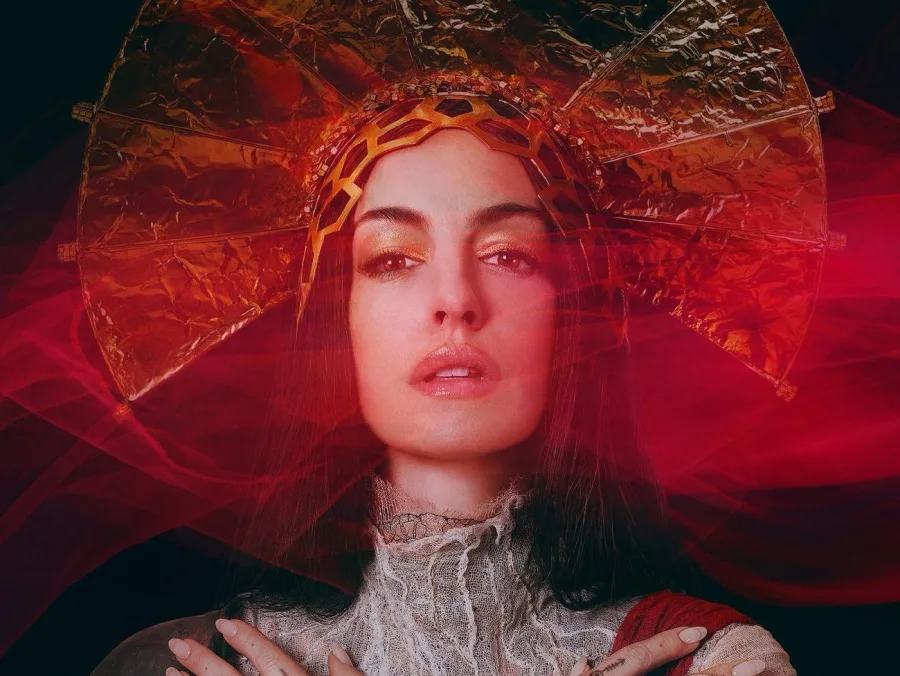 Η Anne Hathaway με εντυπωσιακό χρυσό κάλυμμα κεφαλής και κόκκινο πέπλο για την ταινία Mother Mary.