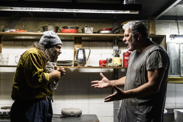 Sold out και τον Δεκέμβριο η παράσταση Άνθρωποι και Ποντίκια με τον Βασίλη Μπισμπίκη 