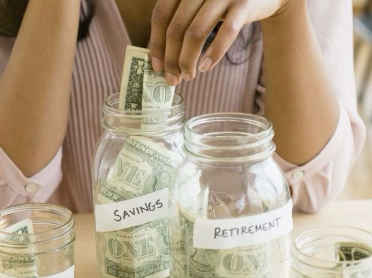 Οι έρευνες μίλησαν: Πόσα χρήματα πρέπει να αποταμιεύεις ανάλογα με την ηλικία σου
