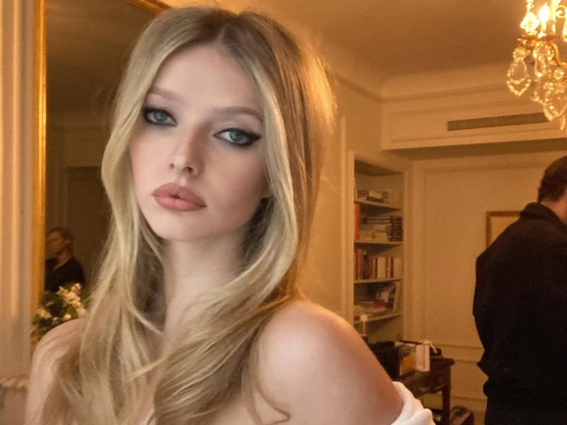 Η Apple Martin βγαίνει στο κόκκινο χαλί με το μαύρο φόρεμα Calvin Klein της μητέρας της, Gwyneth Paltrow