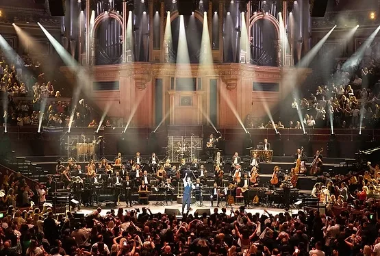 Καλλιτέχνης στη σκηνή του Royal Albert Hall με ορχήστρα