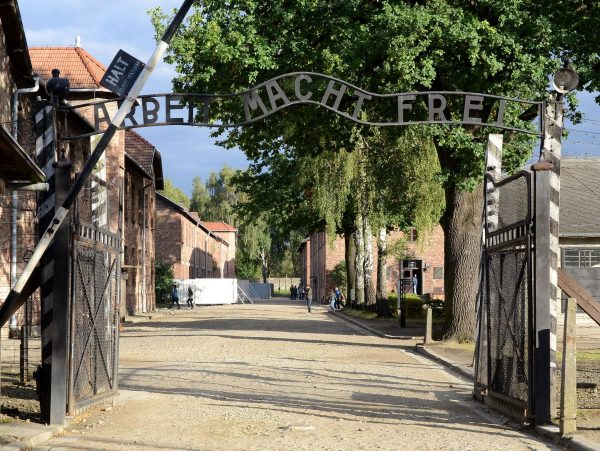 Dark tourism ή διακοπές στην κόλαση: Γιατί οι άνθρωποι επισκέπτονται τόπους τραγωδίας