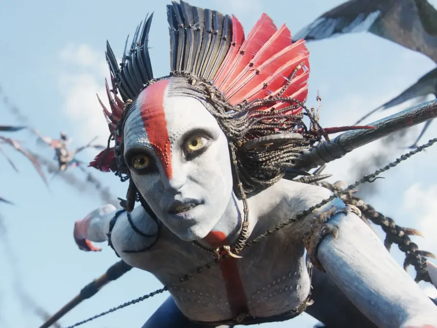 Χαρακτήρας Na'vi από την ταινία Avatar: Fire and Ash με πολεμικό μακιγιάζ και φτερά.
