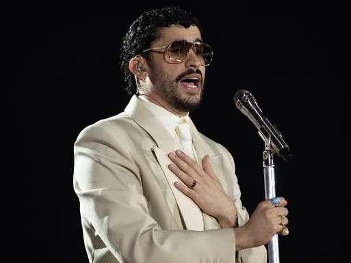 Ο Bad Bunny και η Sabrina Carpenter, κορυφαίοι καλλιτέχνες του 2025 σύμφωνα με το Billboard.