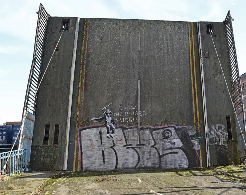 Γκράφιτι του Banksy σε ανασηκωμένη γέφυρα στο Hull.