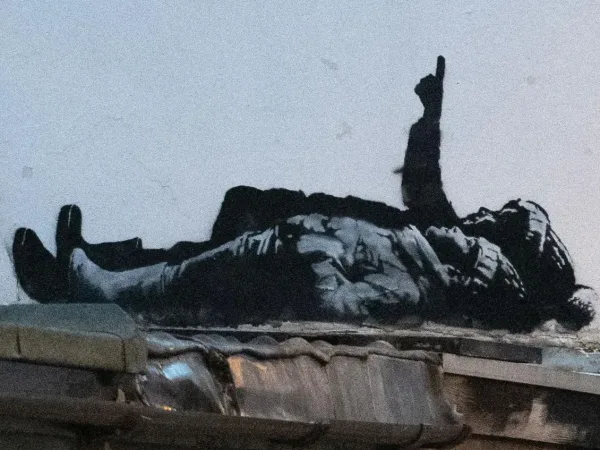 Δύο πανομοιότυπα έργα του Banksy εμφανίστηκαν στο Λονδίνο