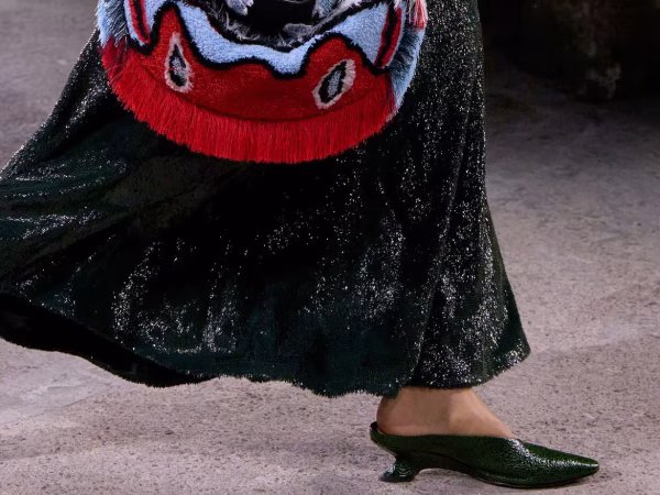V-neck shoes: Η τάση που θα απογειώσει τα look σου το 2026