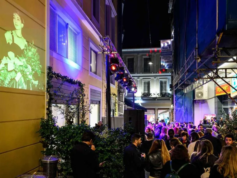 Πλήθος κόσμου σε street party έξω από το Μουσείο Μαρία Κάλλας με προβολή της καλλιτέχνιδας σε τοίχο.