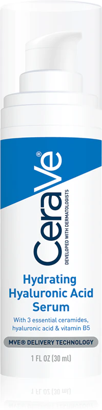 CeraVe Hydrating Hyaluronic Acid Serum σε λευκή συσκευασία με αντλία.